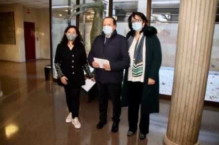 Amilivia flanqueado por dos docentes de la ULE